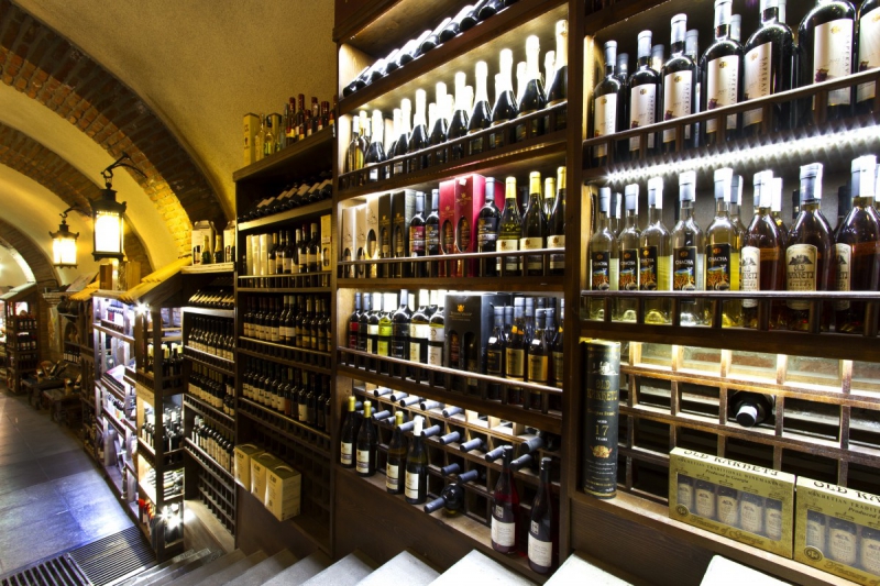 boutique-PUGET VILLE-min_world_street_travel_shop_canon_georgia_wine_bottles-429767